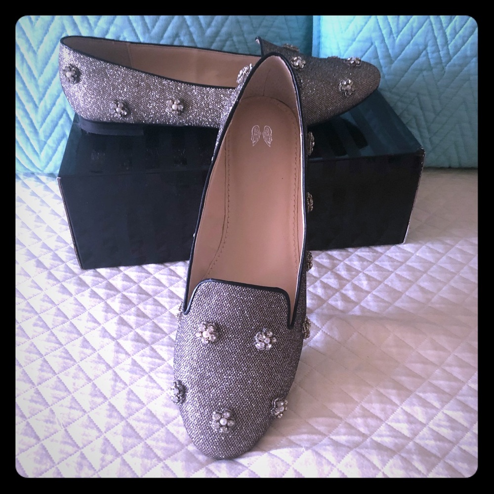 Size 11m Silver metallic loafer w/pearl petals